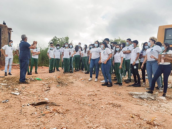 Alunos de eletrotécnica da Escola Dr. José Iran Costa recebem aula de campo sobre descarte de lixo