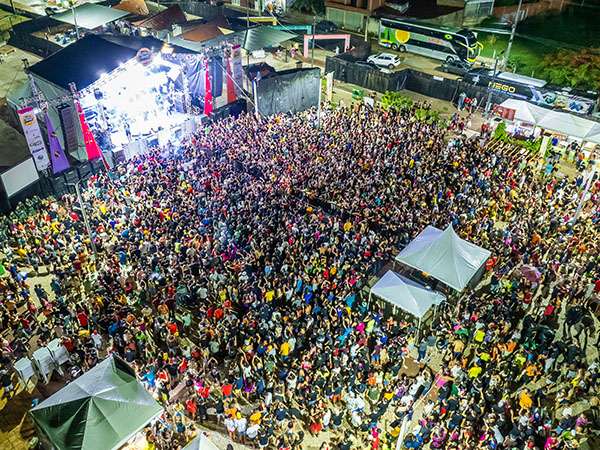 Público lota Parque Cívico na primeira noite do Carnaval de Várzea Alegre