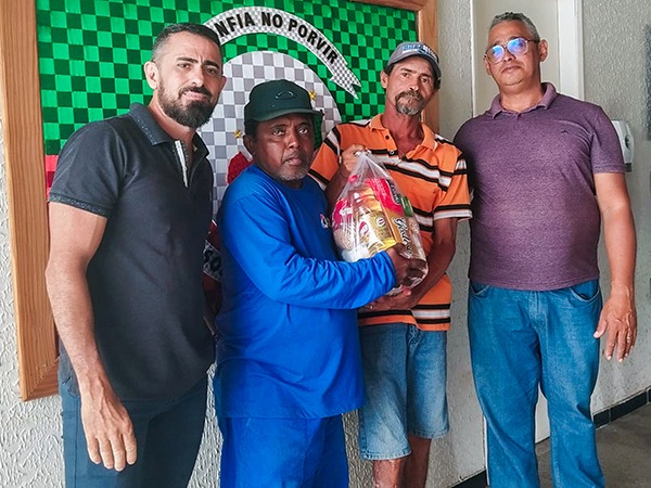 Prefeitura de Várzea Alegre entrega cestas básicas e esclarece dúvidas sobre políticas públicas para catadores
