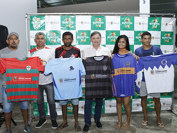 Campeonato Municipal de Futebol: Equipes recebem uniformes