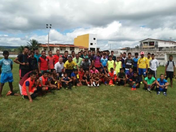 6 jogadores de futebol nascidos nos campos da várzea